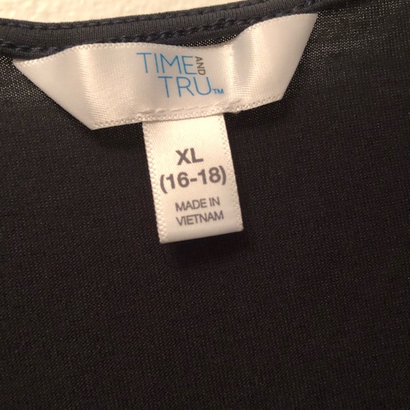 Bundle of 3 AMAZING & VERSATILE tank tops!! - Picture 10 of 14